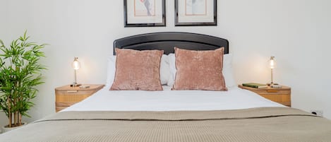1 chambre, bureau, fer et planche à repasser, lit de bébé portatif