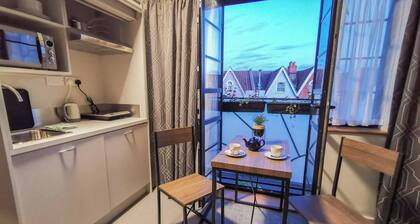 Compact, bright and well-equipped. Ideal for solo guests or couples looking for an easy coastal stay close to cafés and the beach.