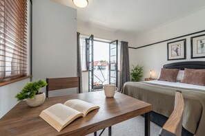 1 bedroom, desk, iron/ironing board, travel cot - Compact Art Deco front-facing studio with Juliet balcony. Walk to seafront, King Theatre, shops, bars and restaurants. (Portsmouth)