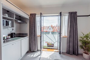Fridge, microwave, stovetop, cookware/dishes/utensils - Compact Art Deco front-facing studio with Juliet balcony. Walk to seafront, King Theatre, shops, bars and restaurants. (Portsmouth)