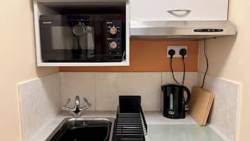 Fridge, microwave, stovetop, cookware/dishes/utensils