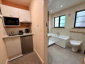 Hair dryer, towels - Warm Art-Deco-inspired studio with bath, separate shower, kitchenette and a calm restorative feel (Portsmouth)