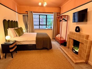 1 bedroom, desk, iron/ironing board, travel crib - Warm Art-Deco-inspired studio with bath, separate shower, kitchenette and a calm restorative feel (Portsmouth)