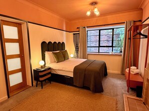 1 bedroom, desk, iron/ironing board, travel crib - Warm Art-Deco-inspired studio with bath, separate shower, kitchenette and a calm restorative feel (Portsmouth)