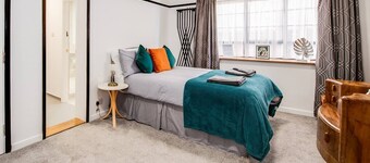 Spacious Studio with Bath & separate Kitchen