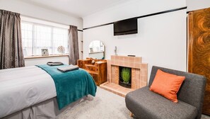 1 chambre, bureau, fer et planche à repasser, lit de bébé portatif