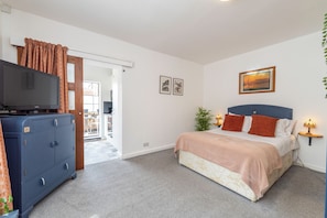 1 habitación, tabla de planchar con plancha y cuna de viaje 