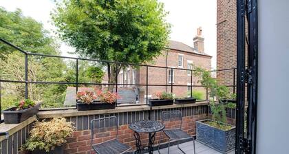 Quirky Art Deco Studio with Private Terrace