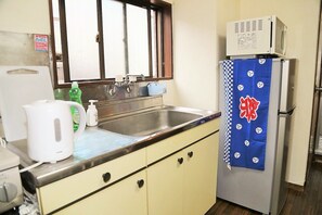 Kühlschrank, Mikrowelle, Herdplatte, Kochgeschirr/Geschirr/Besteck