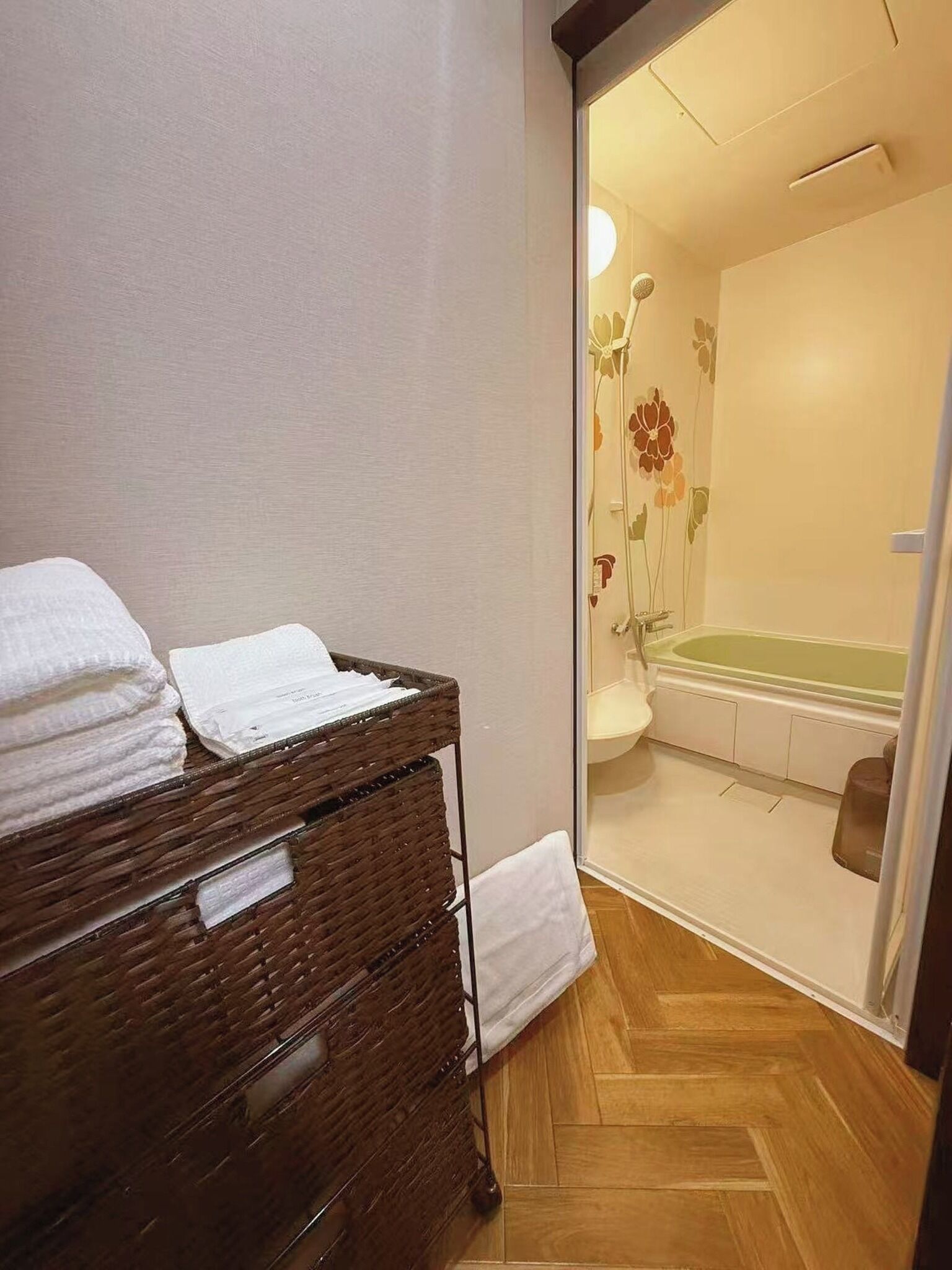 Een haardroger, handdoeken