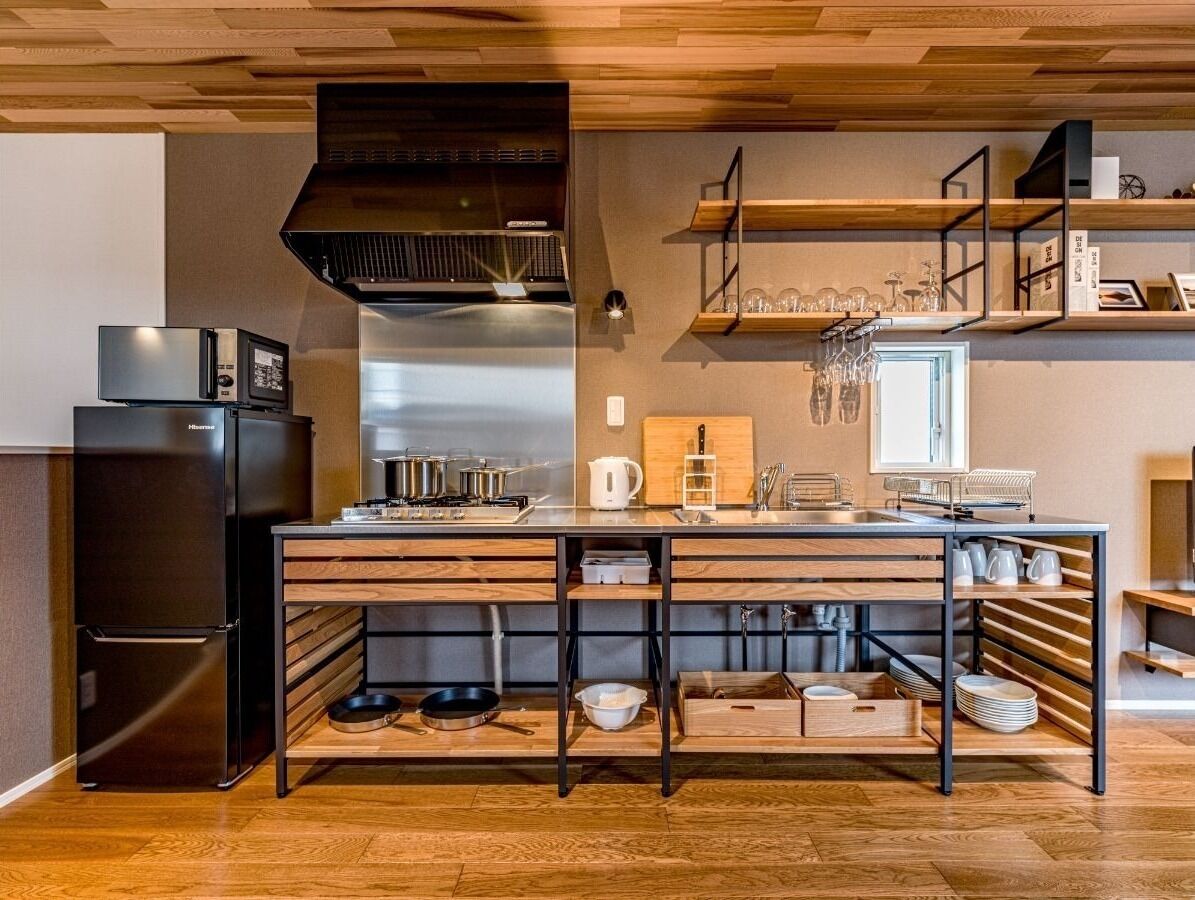 Réfrigérateur, four à micro-ondes, surface de cuisson