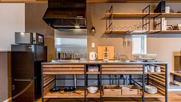 Réfrigérateur, four à micro-ondes, surface de cuisson