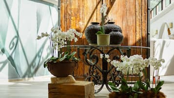 Salas de tratamiento para parejas, sauna y tina de hidromasaje