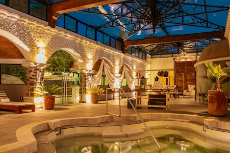 Salas de tratamiento para parejas, un sauna, una bañera de hidromasaje