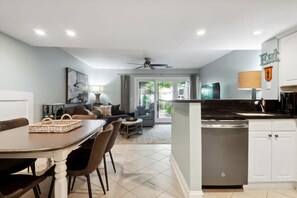 Interior - Walk to the Park, Coligny Shops & Dining (Hilton Head Island)