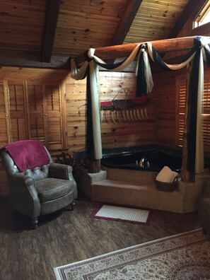 Cabaña | Área de sala de estar | Televisión de pantalla plana de 28 pulgadas con canales vía satélite 