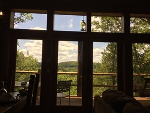 Living area - Cherokee mountain log cabin resort (Eureka Springs)
