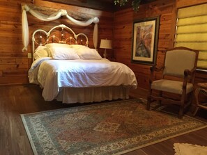 Down duvets, individually decorated, individually furnished - Cherokee mountain log cabin resort (Eureka Springs)