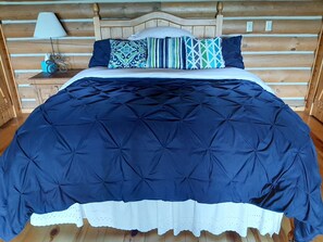 Down duvets, individually decorated, individually furnished - Cherokee mountain log cabin resort (Eureka Springs)