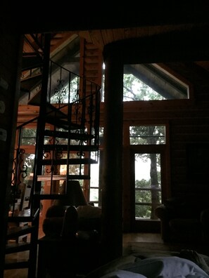 Cabaña panorámica | Área de sala de estar | Televisión de pantalla plana de 28 pulgadas con canales vía satélite 