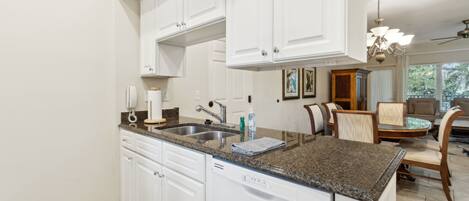 Réfrigérateur, micro-ondes, cafetière/bouilloire, grille-pain