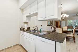 Réfrigérateur, micro-ondes, cafetière/bouilloire, grille-pain