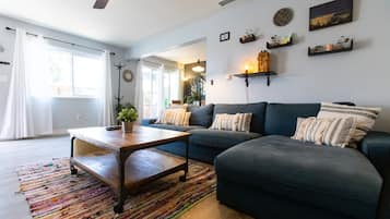 Smart TV, chimenea y estéreo