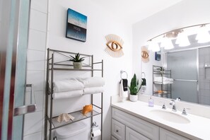 Ensemble douche/baignoire, sèche-cheveux, serviettes fournies, savon