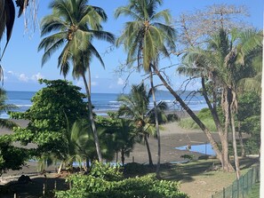 Na praia, espreguiçadeiras, toalhas de praia 