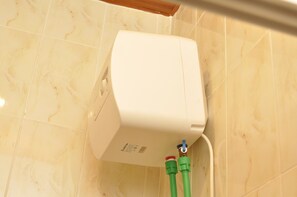 Ducha y bañera combinadas y bañera de agua termal