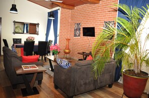 TV, toys - Santa Monica Home Lodge (Fiefiemu)