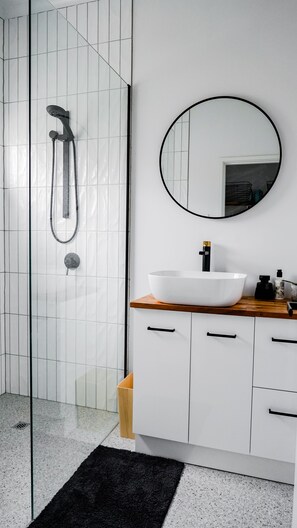 Douche, sèche-cheveux, serviettes fournies, savon
