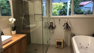 Badewanne, Haartrockner, Handtücher, Seife