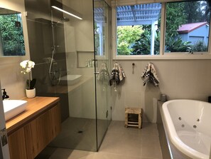 Bathtub, hair dryer, towels, soap - Heart of Red Hill (Red Hill)