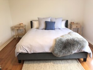 2 bedrooms, desk, iron/ironing board, free WiFi - Heart of Red Hill (Red Hill)