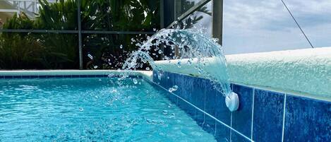 Alberca climatizada y camastros