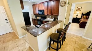 Fridge, microwave, oven, stovetop - Bella Piazza 3/3 Condo, fully furnished, with king master and ensuite bathroom. Luxury near prime Orlando attractions (Davenport)