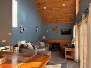 Smart TV, fireplace - Waterfront paradise, hot tub.  Saratoga/Lake George. Super clean & sanitized. (Corinth)