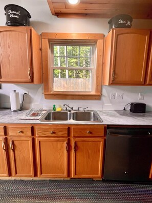 Fridge, microwave, oven, stovetop - Waterfront paradise, hot tub.  Saratoga/Lake George. Super clean & sanitized. (Corinth)