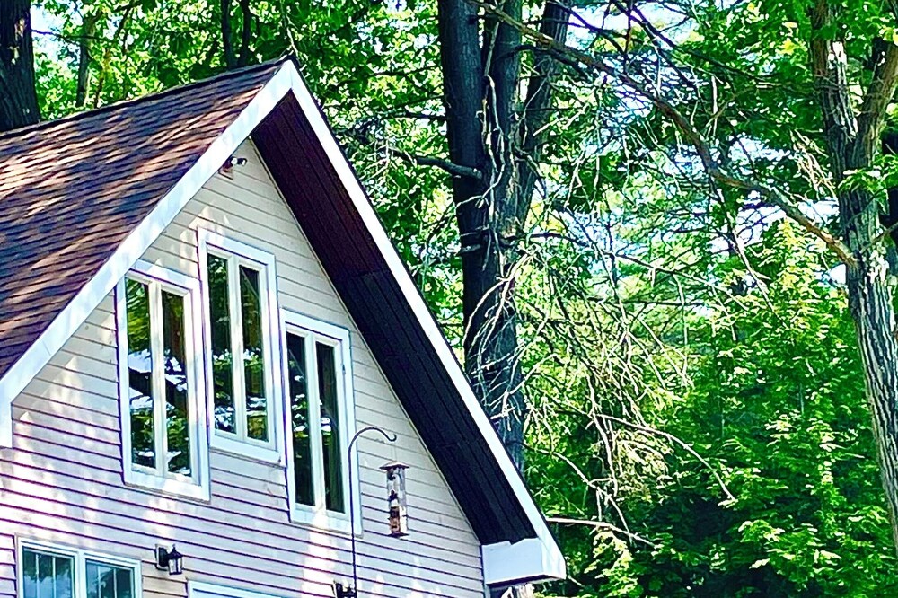Waterfront paradise, close to Saratoga and Lake George. Super clean & sanitized.
