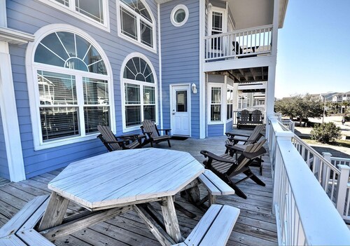 5 Bedroom Home in Ocean Isle Beach--walk to pool, beach, and summer concerts!