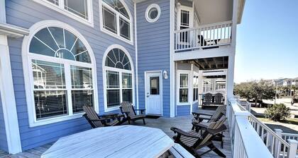 5 Bedroom Home in Ocean Isle Beach--walk to pool, beach, and summer concerts!