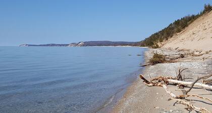 Gorgeous Lakefront House, AC, Private Dock, Kayaks, Canoe, Paddleboards.