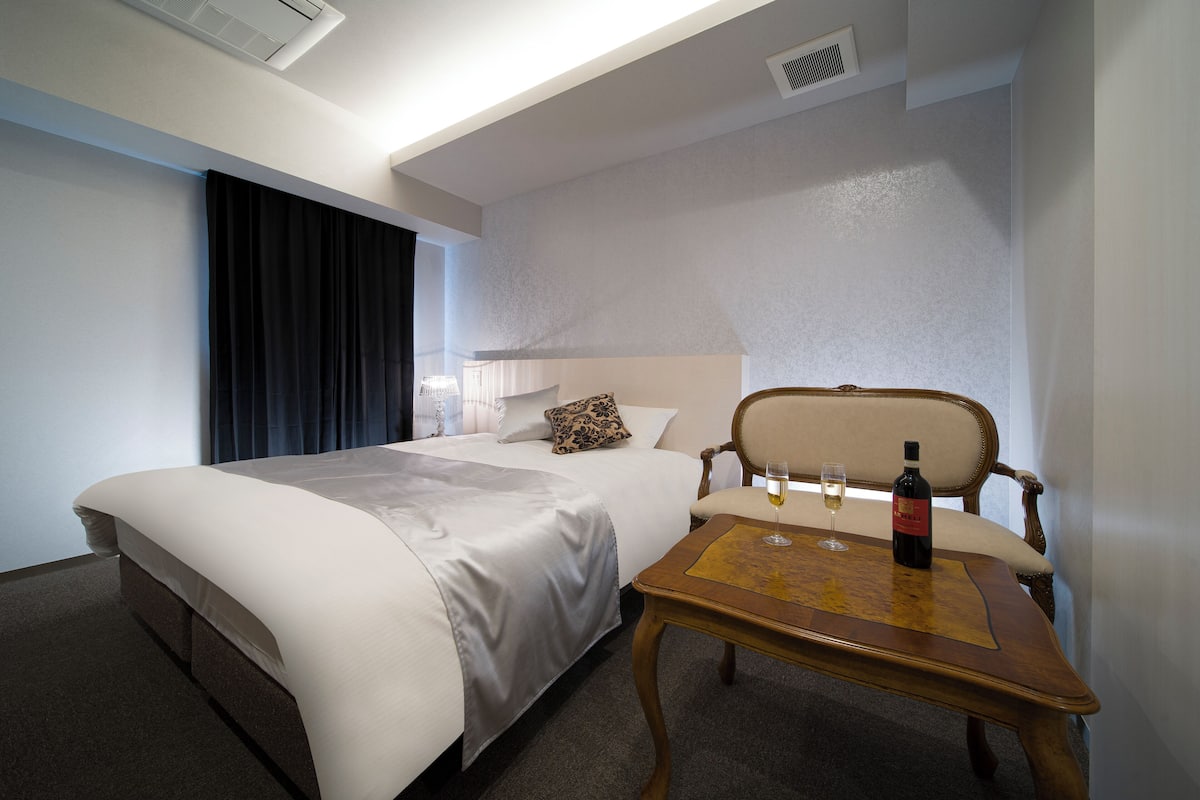 b plan | 1 bedroom, egyptian cotton sheets, premium bedding