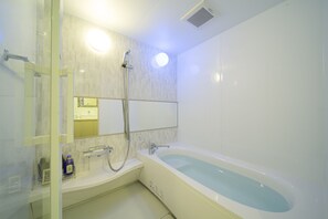 C Plan | Bathroom | Separate tub and shower, free toiletries, hair dryer, bathrobes - La Scala (Wakayama)