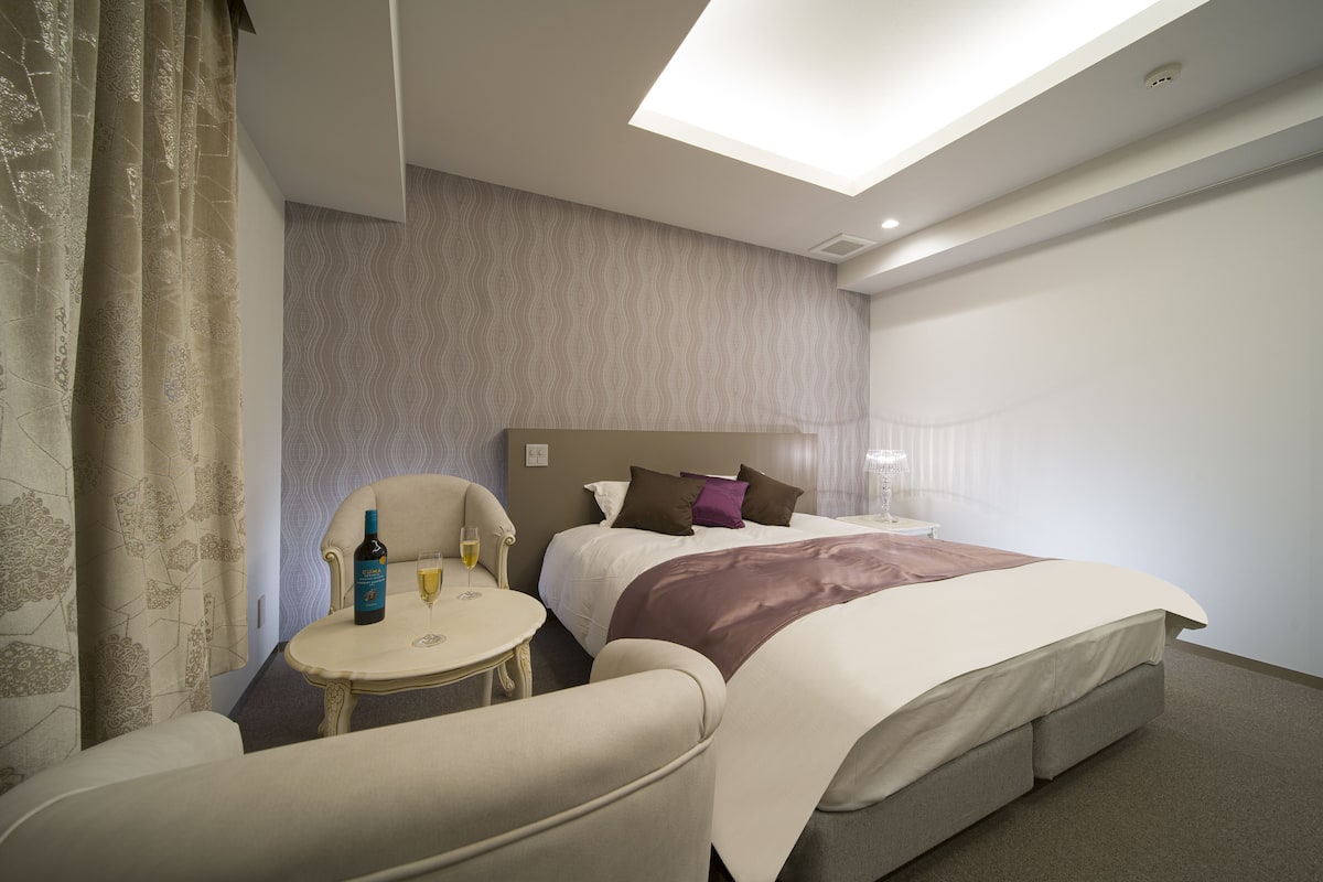 C Plan | Egyptian cotton sheets, premium bedding, desk, laptop workspace
