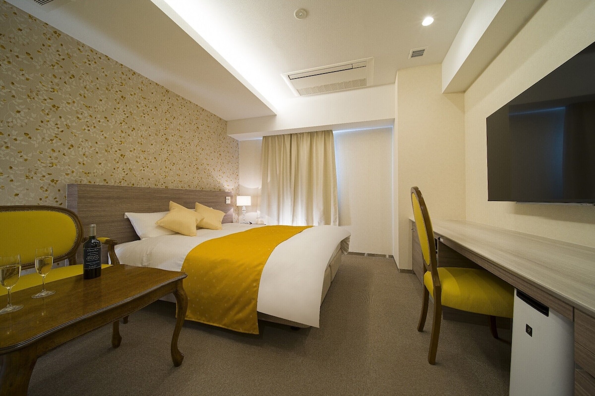 Egyptian cotton sheets, premium bedding, desk, laptop workspace