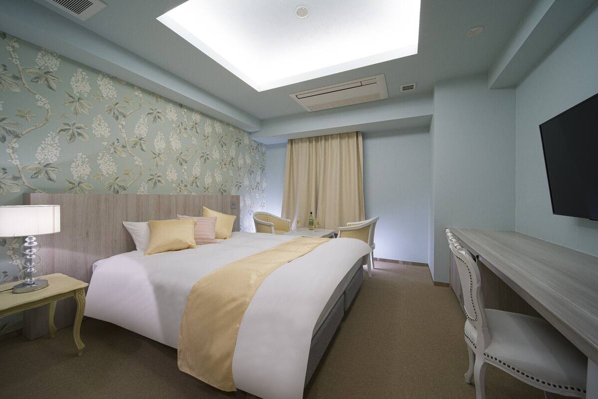 Egyptian cotton sheets, premium bedding, desk, laptop workspace