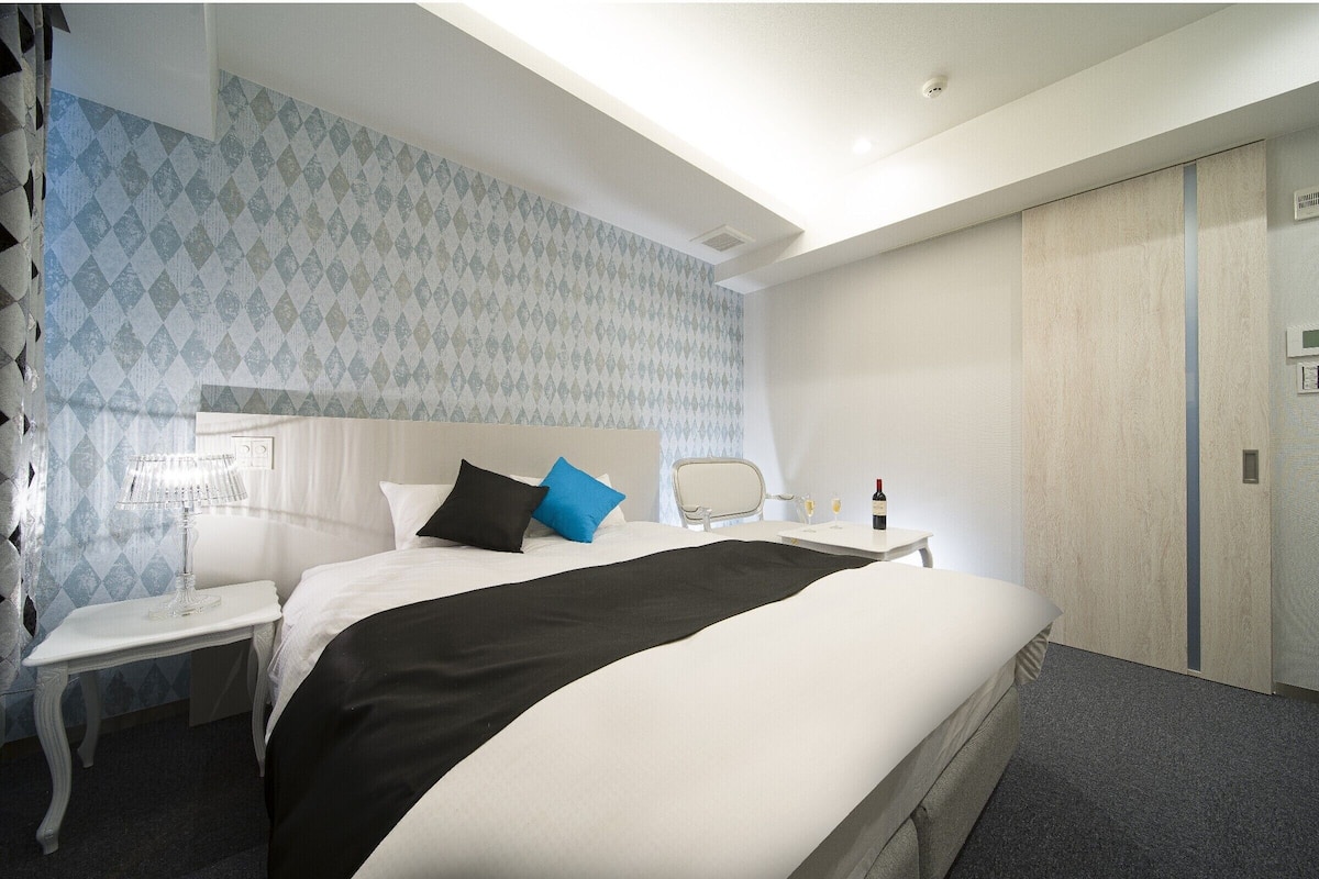 Egyptian cotton sheets, premium bedding, desk, laptop workspace