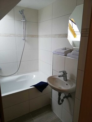 Haartrockner, Handtücher, Toilettenpapier